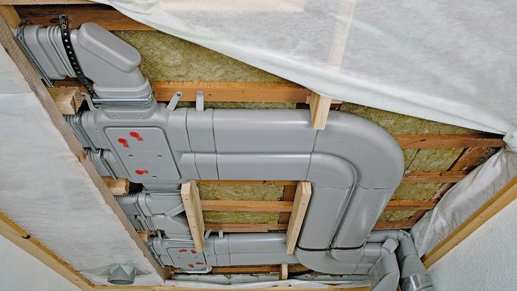 Pro instalaci rozvodů vzduchu do vrstvy tepelné či kročejové izolace nebo stropních podhledů lze využít jak výše zmíněné kulaté trubky, tak i pro tyto případy vyvinuté ploché patentované trubky Zehnder Flat 51 s výškou pouhých 51 mm. Instalace je díky jejich ohebnosti a široké nabídce tvarovek snadná a rychlá. Pro instalaci rozvodů vzduchu do vrstvy tepelné či kročejové izolace nebo stropních podhledů lze využít jak výše zmíněné kulaté trubky, tak i pro tyto případy vyvinuté ploché patentované trubky Zehnder Flat 51 s výškou pouhých 51 mm. Instalace je díky jejich ohebnosti a široké nabídce tvarovek snadná a rychlá.