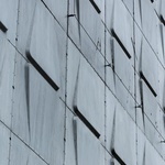 Plzeňský Prior stojí za pozornost i díky elegantním fasádním panelům z eloxovaného hliníku. Foto: Tomáš Kovařík