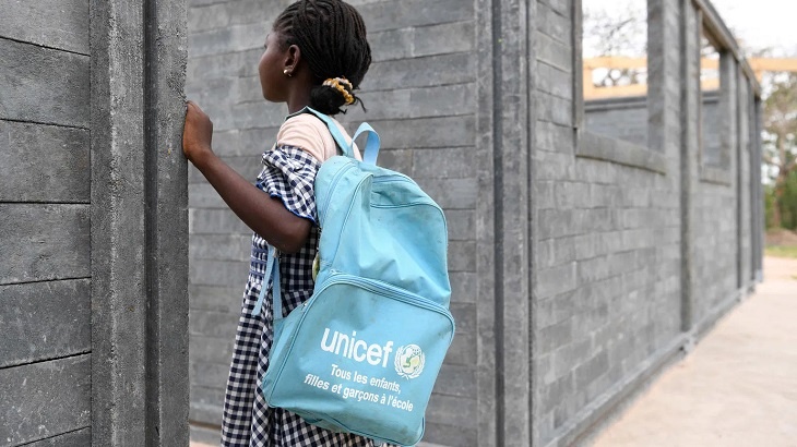 UNICEF podporuje stavbu škol z recyklovaných plastových cihel