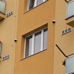 Přívod čerstvého venkovního vzduchu a odvod spotřebovaného vzduchu odvádějícího nežádoucí radon nepůsobí na fasádě domu nijak rušivě. 
