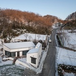 Dům vyhořel. Na malém pozemku postavili bydlení, které jim vrátilo chuť do života Foto: Joonhwan Yoon