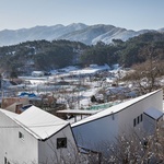 Dům vyhořel. Na malém pozemku postavili bydlení, které jim vrátilo chuť do života Foto: Joonhwan Yoon