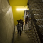 Poslední úsek mezi výtahy a střešní terasou je potřeba zdolat po schodišti. - Poslední úsek mezi výtahy a střešní terasou je potřeba zdolat po schodišti.
