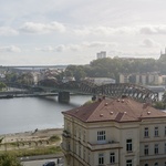 Střešní terasa nabízí neobvyklý výhled na panorama Prahy včetně většiny nejvýznamnějších památek. - Střešní terasa nabízí neobvyklý výhled na panorama Prahy včetně většiny nejvýznamnějších památek.