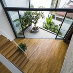 Okolí domu se radikálně změnilo. Na malé parcele bylo nutné stavět nový dům do výšky Foto: Hiroyuki Oki