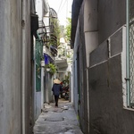 Okolí domu se radikálně změnilo. Na malé parcele bylo nutné stavět nový dům do výšky Foto: Hiroyuki Oki