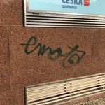 Vysoce leštěný mramor na budově Spořitelny poznamenaný útokem sprejerů.