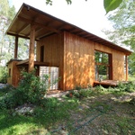 Rodinný dům ze dřeva a slámy postavili mezi vzrostlé stromy  Zdroj: Ekodům