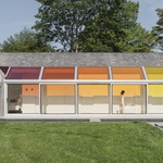 Bydlení v kokonu, který rezignoval na pravé úhly. Netradiční barevnost kouzlí s prostorem Foto: Caylon Hackwith