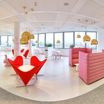 Open space Dermacol, křesílka ve tvaru srdce Vitra (slavné kousky designéra Vernera Pantona z roku 1958). Foto Dermacol