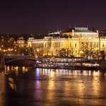 Praha – Rudolfinum na břehu Vltavy Zdroj: AdobeStock - K samurkas
