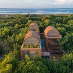 Cihlový dům připomíná chrám. Stojí na prameni vody Foto: Jaime Navarro, Sergio López