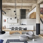 Ze staré autodílny vykouzlili moderní loftový byt Foto: Mike Schwartz Photography