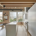 Ze staré autodílny vykouzlili moderní loftový byt Foto: Mike Schwartz Photography