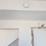 V novém domě, ale i při modernizaci lze schovat vzduchové potrubí do „schůdku“ u stropu a z něj vyvést vyústku do větraného prostoru.