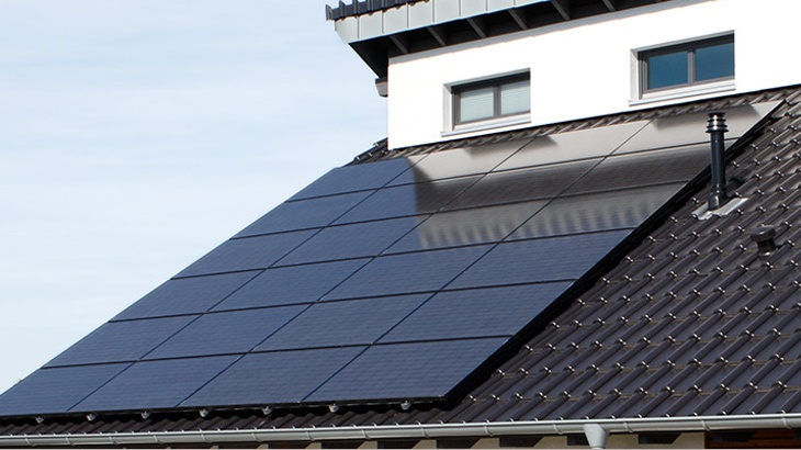 Monokrystalické fotovoltaické moduly v černém designu, výkon až do 300 Wp, stupeň účinnosti modulu až 17,5 %.