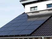 Monokrystalické fotovoltaické moduly v černém designu, výkon až do 300 Wp, stupeň účinnosti modulu až 17,5 %.