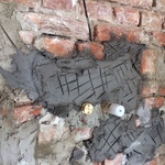 Nové potrubí pro kanalizaci a vodovod ve starém zdivu. Foto: Ateliér SLIM