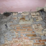 Instalace vody a kanalizace po zazdění a nahození hrubou omítkou. Foto: Ateliér SLIM