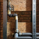 Jeden z možných způsobů vedení instalací v předstěně. Foto: Ateliér SLIM