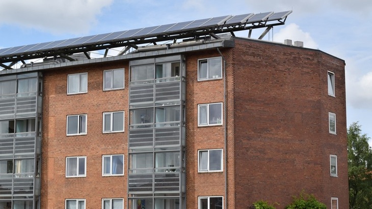 Bytový dům s fotovoltaickou elektrárnou, foto © TZB-info.cz Bytový dům s fotovoltaickou elektrárnou, foto © TZB-info.cz