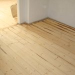 V kuchyni, v ložnici a v pracovně jsme se rozhodli pro poměrně nenáročnou renovaci původních dřevěných podlah.