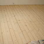 V kuchyni, v ložnici a v pracovně jsme se rozhodli pro poměrně nenáročnou renovaci původních dřevěných podlah.