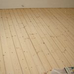 V kuchyni, v ložnici a v pracovně jsme se rozhodli pro poměrně nenáročnou renovaci původních dřevěných podlah.