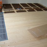 V obývacím pokoji byla nová dřevěná podlaha položena klasickým způsobem
