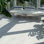 Jako pochozí vrstvu podlahy jsme použili laminát v bílé barvě s dezénem dubových prken.