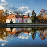 Návštěvníci si mohou ze sadu užívat překrásný výhled na celý areál i blízkou řeku.  FOTO zdroj: Zámek Mitrowicz