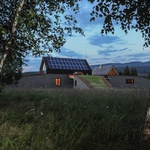 Levná a efektivní stavba: Chata ze dřeva a slámy krytá zelenou střechou Foto: Bence Makkai, Dawn. S. Black