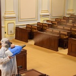 Facility Special Services již několik let provádí komplexní a dlouhodobou dezinfekci prostor poslanecké sněmovny. Desetimetrový proud aerosolu z fumizéru dosáhne na stropy všech běžných místností.