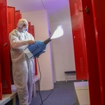 Dezinfekce na bázi polymerů ničí viry minimálně 21 dnů od nanesení. Dezinfekcí prochází stěny, strop, podlaha i veškeré další vybavení