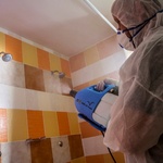 Dezinfekce na bázi polymerů ničí viry minimálně 21 dnů od nanesení. Dezinfekcí prochází stěny, strop, podlaha i veškeré další vybavení