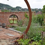 Ještě před lety nebylo tak úplně běžné, aby corten zavítal i na rodinné zahrady. Dnes je situace ale už jiná. Foto: Ing. Lucie Peukertová