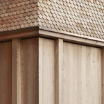 Dům kombinuje dřevo a beton. Do kraje se rozhlíží kulatými okny Foto: Adolf Bereuter