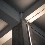 Moderní loft vznikl ve staré bratislavské továrně. Šedivý ale útulný Foto: Lousy Auber