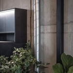 Moderní loft vznikl ve staré bratislavské továrně. Šedivý ale útulný Foto: Lousy Auber