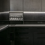 Moderní loft vznikl ve staré bratislavské továrně. Šedivý ale útulný Foto: Lousy Auber
