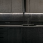 Moderní loft vznikl ve staré bratislavské továrně. Šedivý ale útulný Foto: Lousy Auber