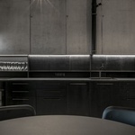 Moderní loft vznikl ve staré bratislavské továrně. Šedivý ale útulný Foto: Lousy Auber