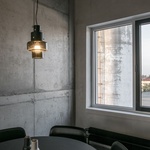 Moderní loft vznikl ve staré bratislavské továrně. Šedivý ale útulný Foto: Lousy Auber