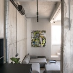 Moderní loft vznikl ve staré bratislavské továrně. Šedivý ale útulný Foto: Lousy Auber