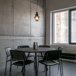 Moderní loft vznikl ve staré bratislavské továrně. Šedivý ale útulný Foto: Lousy Auber
