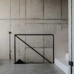 Moderní loft vznikl ve staré bratislavské továrně. Šedivý ale útulný Foto: Lousy Auber