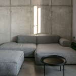 Moderní loft vznikl ve staré bratislavské továrně. Šedivý ale útulný Foto: Lousy Auber