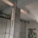 Moderní loft vznikl ve staré bratislavské továrně. Šedivý ale útulný Foto: Lousy Auber