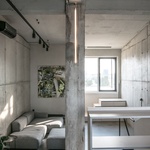 Moderní loft vznikl ve staré bratislavské továrně. Šedivý ale útulný Foto: Lousy Auber