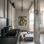 Moderní loft vznikl ve staré bratislavské továrně. Šedivý ale útulný Foto: Lousy Auber